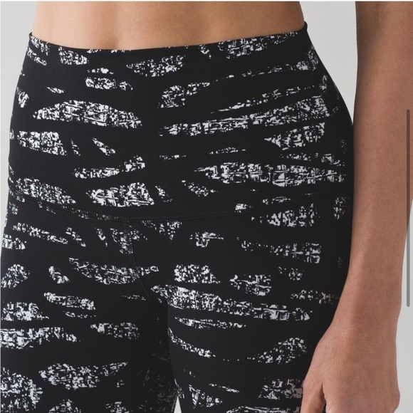 Lululemon Full-On Luxtreme Wunder Under
Legging, Hi-Rise, Graf Black White, Sz 6 - Picture 12 of 14